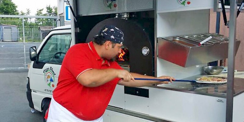 Pizza Street: la pizza casertana arriva a Schmerikon su un Porter con forno a legna