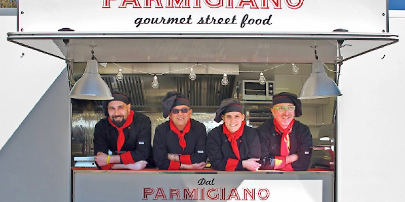 Dal Parmigiano: una flotta di Fiat Ducato carichi di street food gourmet