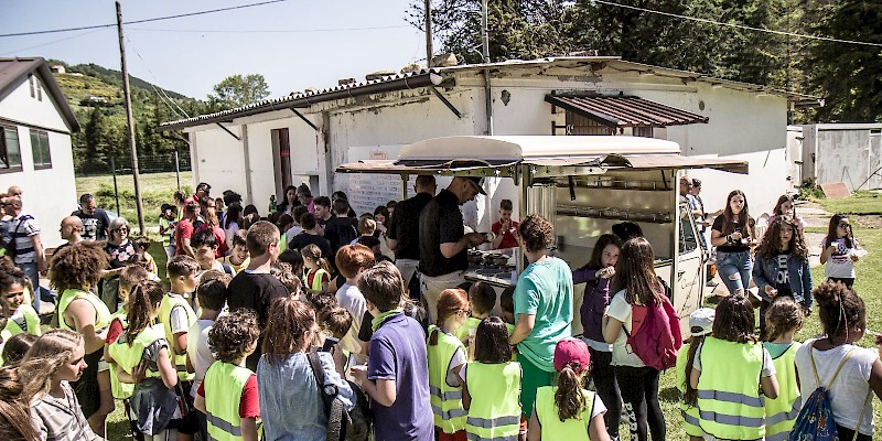 Artisanal gelato from the Cremeria del borgo goes on the road on board of an Ape!