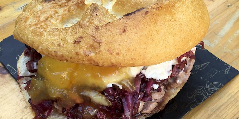 Un gustosissimo Hamburger Gourmet su strada, senza glutine. Ora grazie a Le Zero Grano si può!