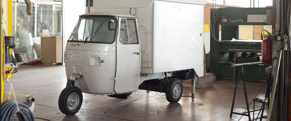 ape piaggio in officina durante l'allestimento